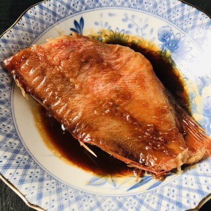 レシピを参考にして作ってみました。魚は煮付けにすると無駄なく食べられるので良いですね。丁度いい味付けで赤魚の身がふっくらとしていて柔らかくて美味しく頂けました。